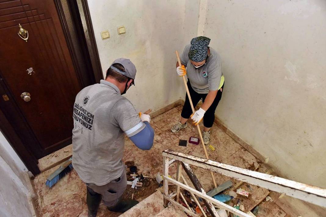 Kamyonlar yetmedi: Çöp partisi sona erdi! Apartmandan çıkanlar hayrete düşürdü 8